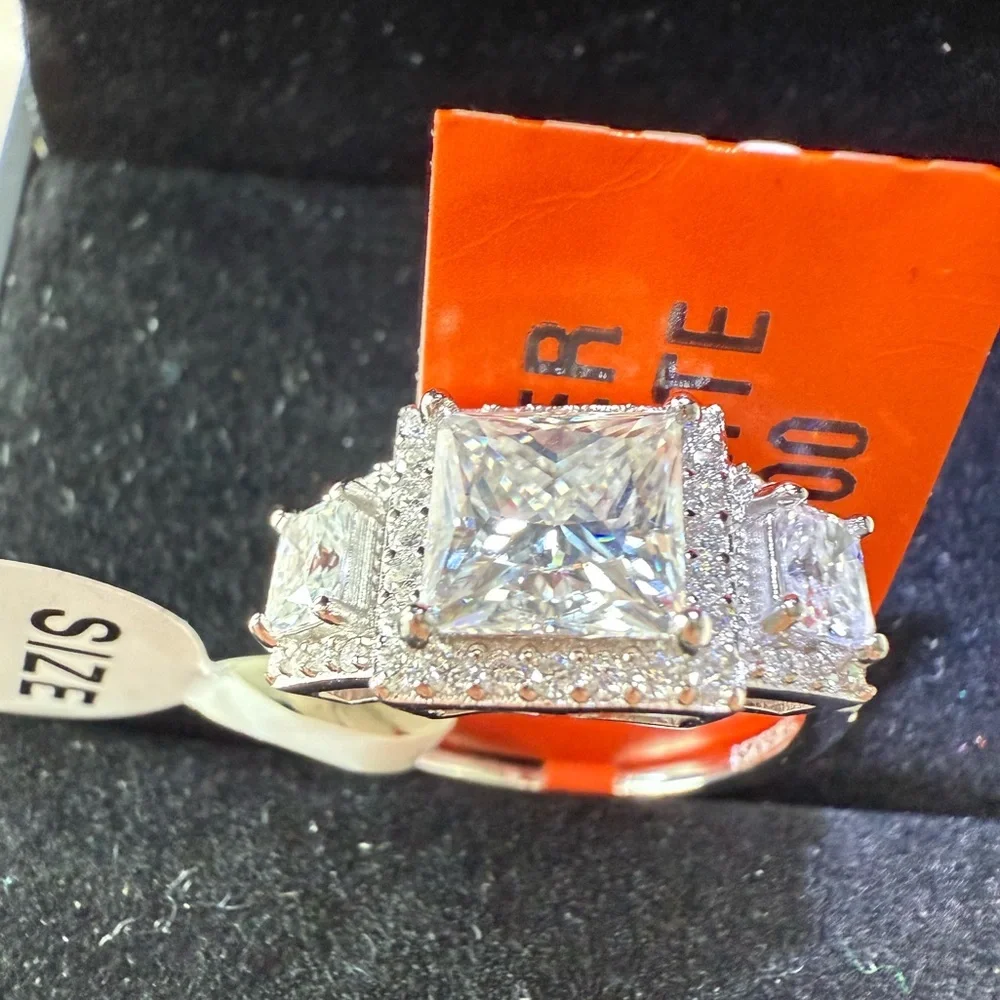 Elegant Moissanite Statement Ring – Size 6